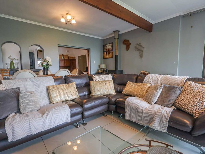 Spacious Family Home on 2303m2 | 4 Beds | Flat Land | Entertainer’s Dream! - Photo 6
