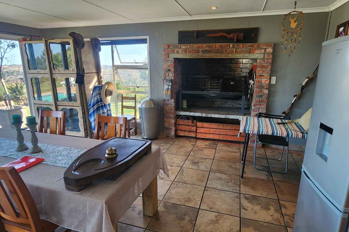 PEACEFUL COUNTRY STYLE LIVING WITH POOL SIDE PRIVACY - Photo 5