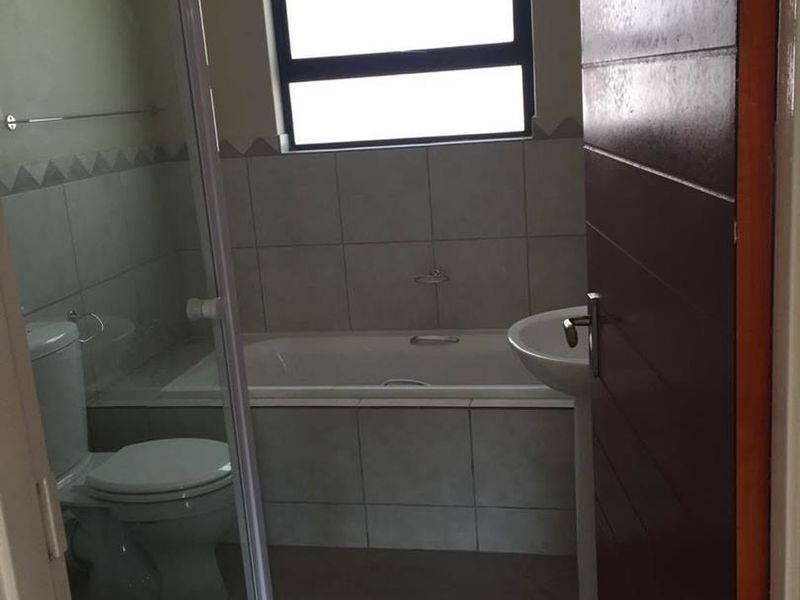 Modern 2-Bedroom Duplex in Prime Location - Photo 9