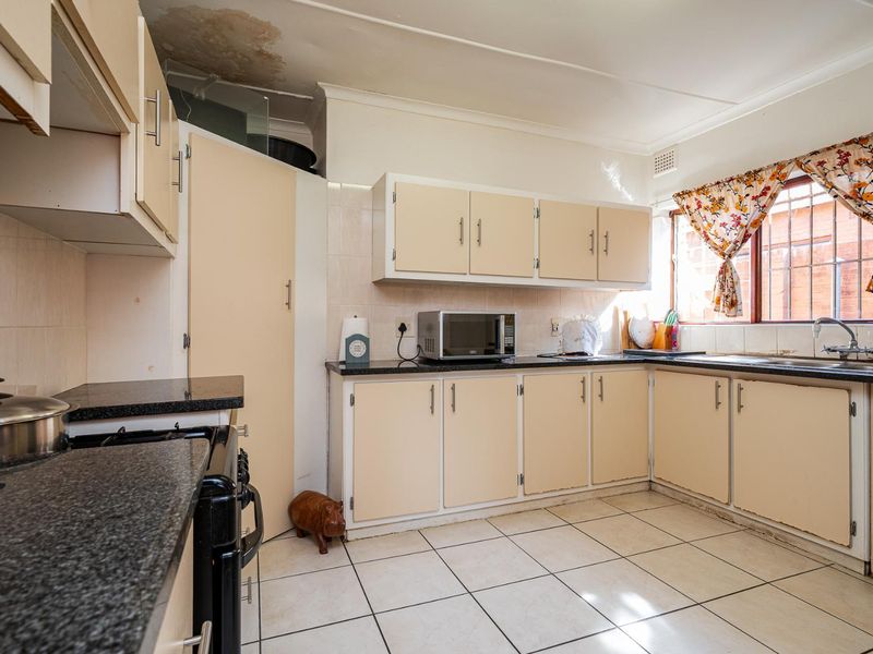 SPACIOUS FAMILY HOME WITH GREAT POTENTIAL IN POPULAR ASSAGAY FOR UNDER R1.5M! - Photo 9