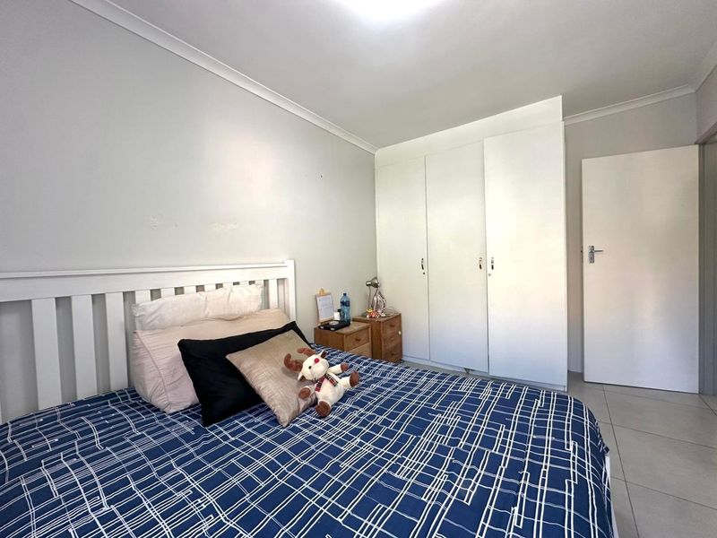 Sunny Upper-Level Townhouse with Mountain Views in Secure Lakeside Complex - Photo 4
