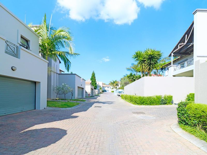 Stylish 3 Bedroom Townhouse with Pool in Sought After Waverley Gate - Photo 1