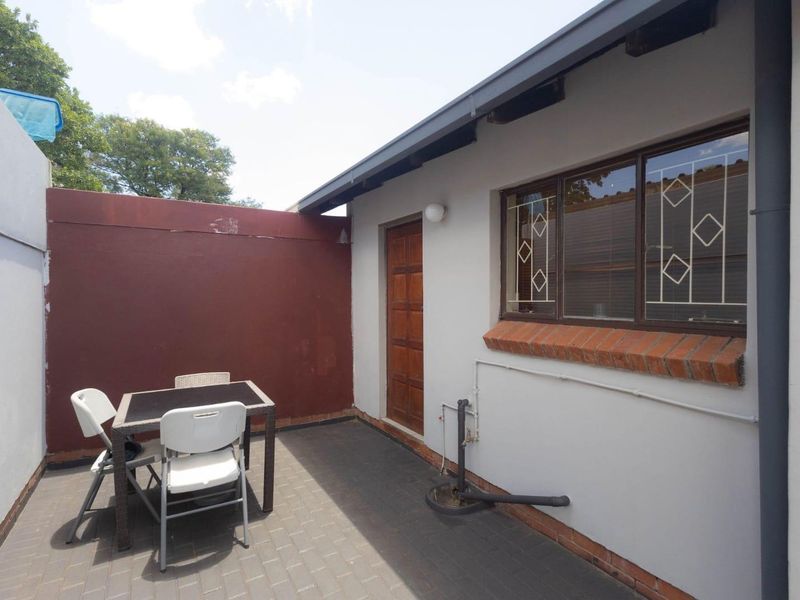 Spacious 3-Bedroom Home with Private Pool & Expansive Yard - Photo 2