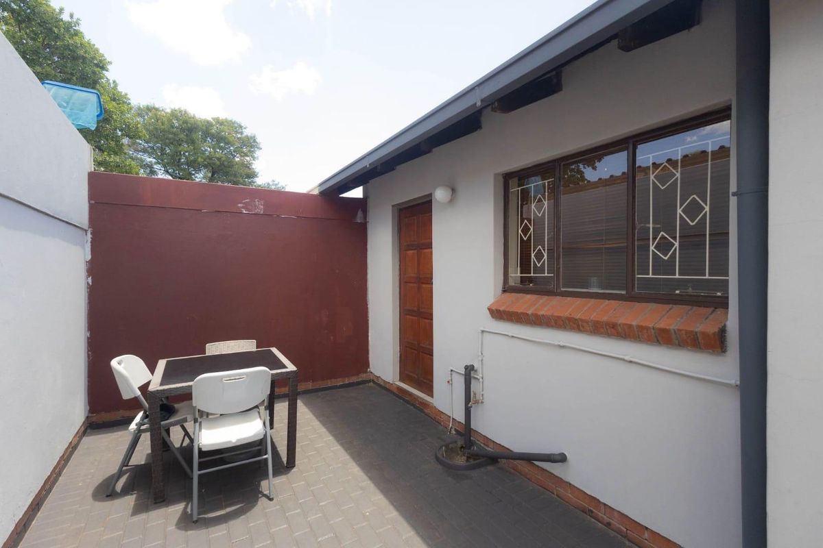 Spacious 3-Bedroom Home with Private Pool & Expansive Yard - Photo 2