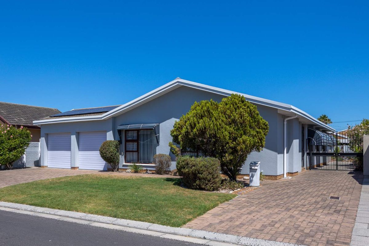 An Exceptionally Versatile Family Residence. - Photo 2