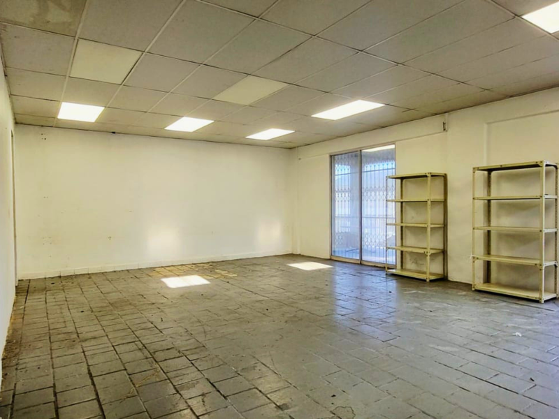 130m2 Road-Facing Commercial Space to Rent - Photo 3