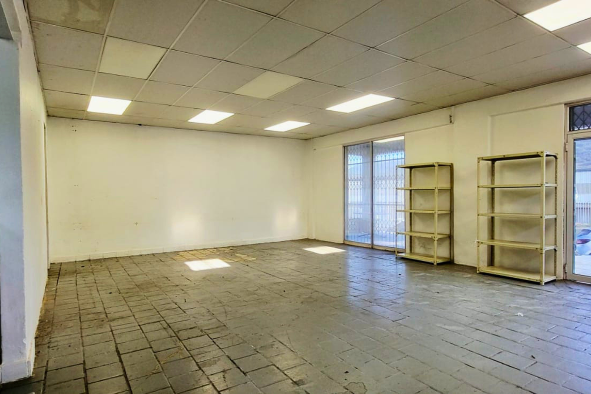 130m2 Road-Facing Commercial Space to Rent - Photo 3