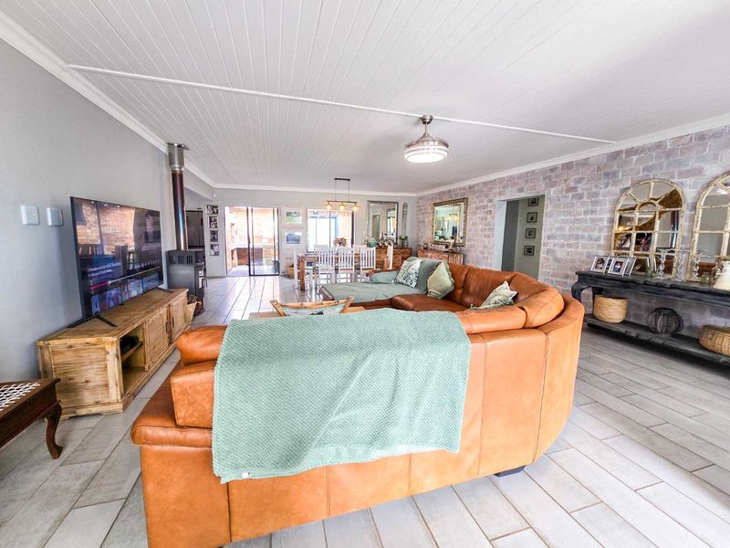 Spacious 6 bedroom family home with flatlet for sale in Stilbaai-Oos. - Photo 2
