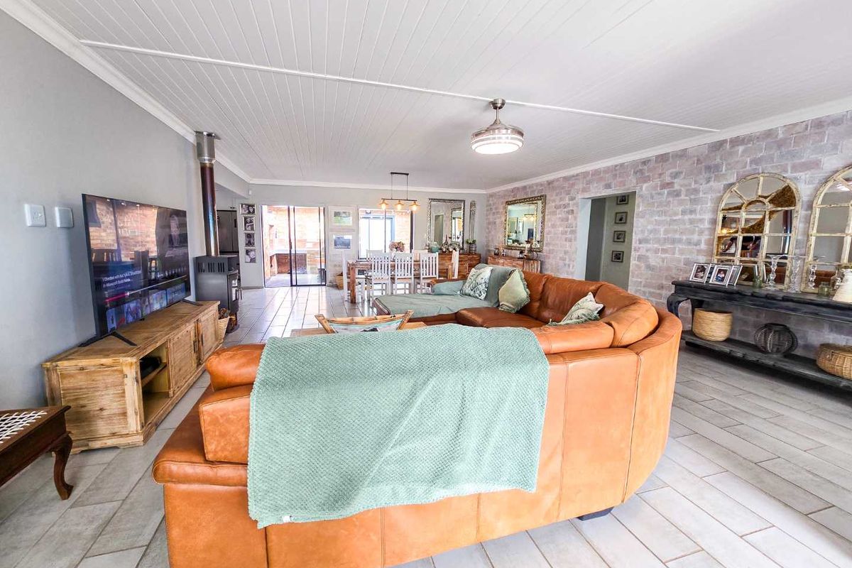 Spacious 6 bedroom family home with flatlet for sale in Stilbaai-Oos. - Photo 2