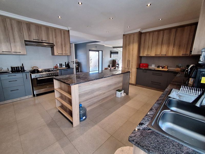 Newly Renovated 4 Bedroom Family Home with Versatile Flatlet - Photo 2