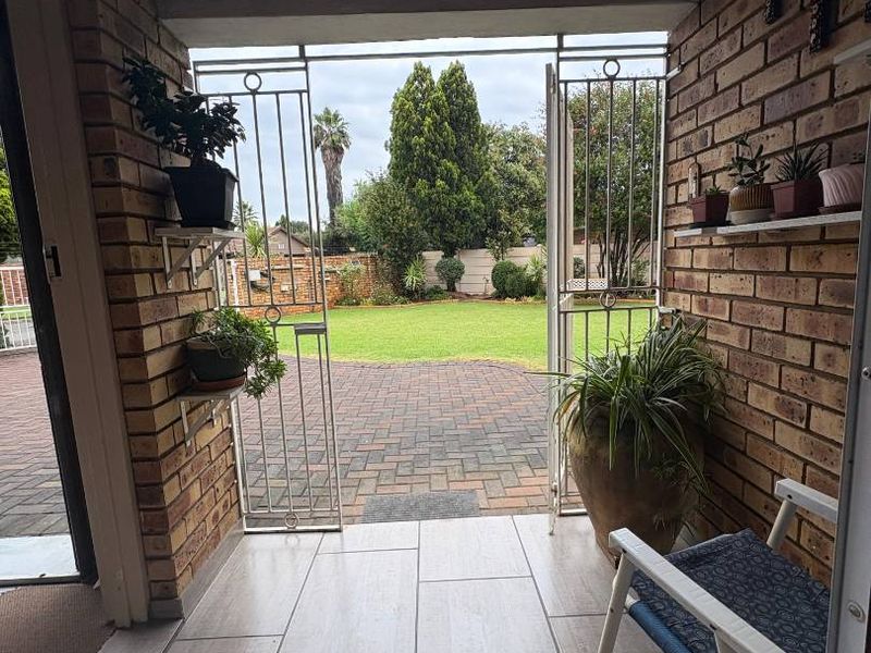 Immaculate Family Home with Exceptional Features & A Family's Dream Backyard - Photo 2