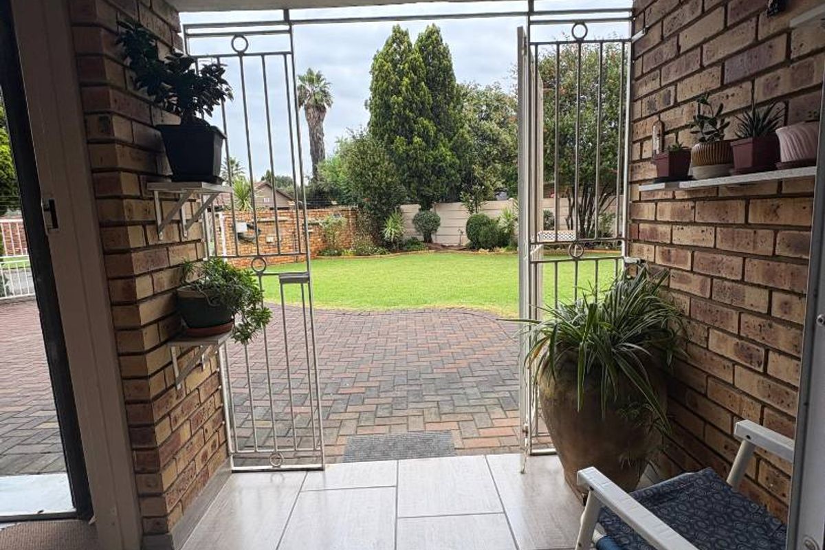 Immaculate Family Home with Exceptional Features & Dream Backyard - Photo 5