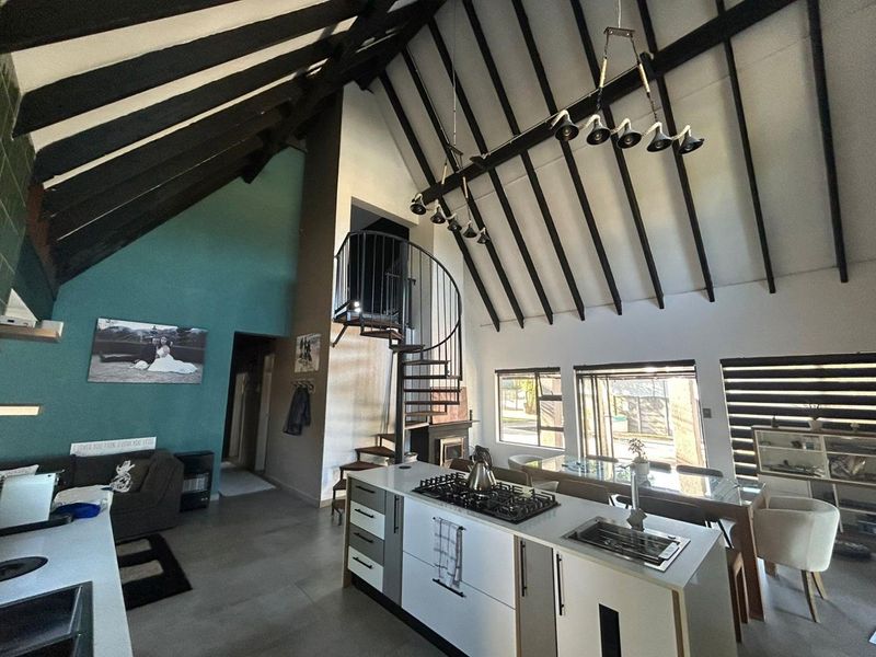 Modern 4 Bedroomed Home With Spacious 2 Bedroomed Flatlet & Pool. - Photo 9