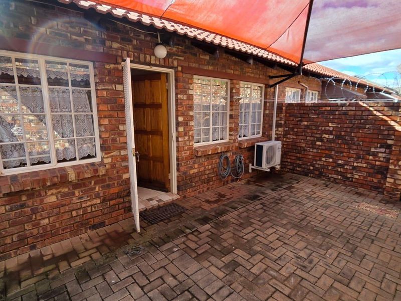 Charming & Secure Low-Maintenance Townhouse – Perfect Starter Home or Investment! - Photo 9