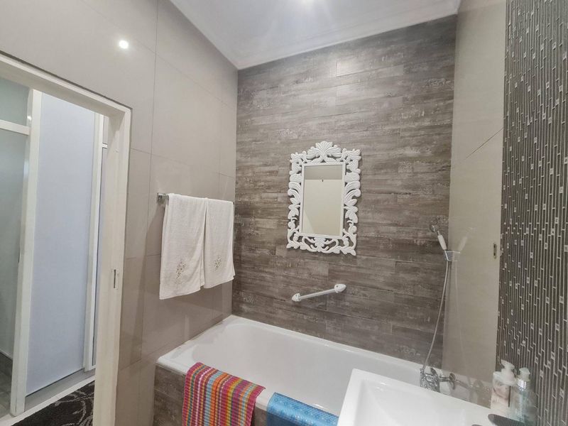 IMMACULATELY  MODERNISED FLAT - Photo 3