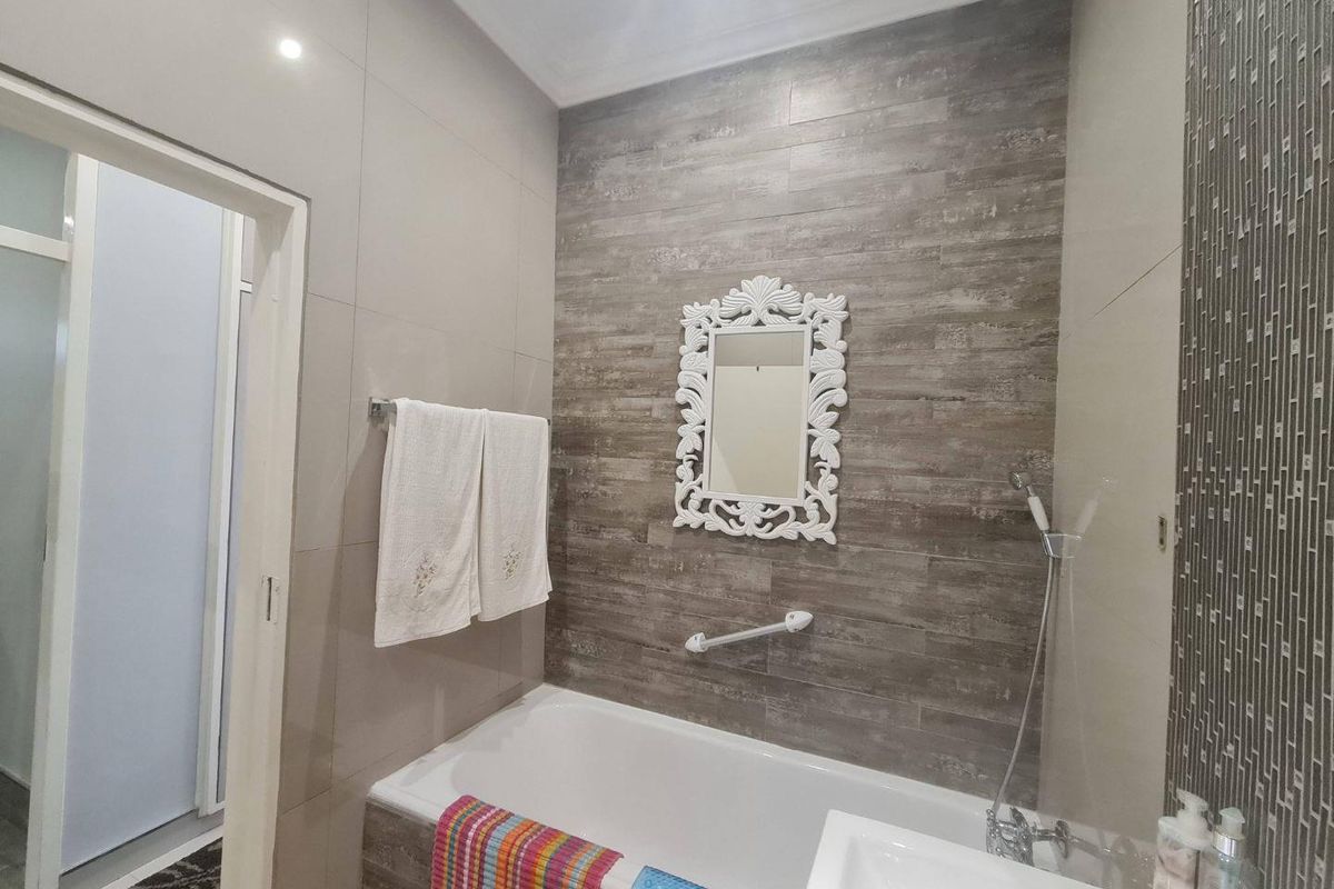 IMMACULATELY  MODERNISED FLAT - Photo 3