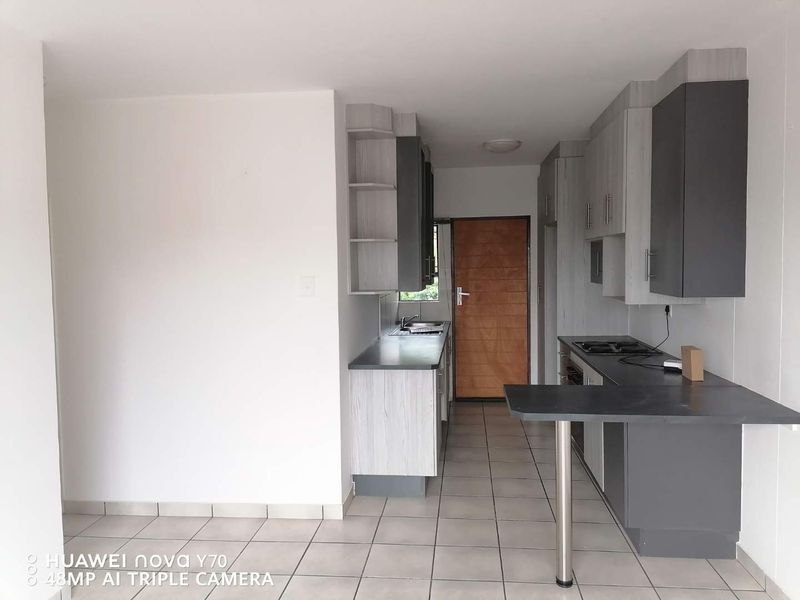 Stylish Two-Bedroom Flat in Sought-After Location - Photo 3