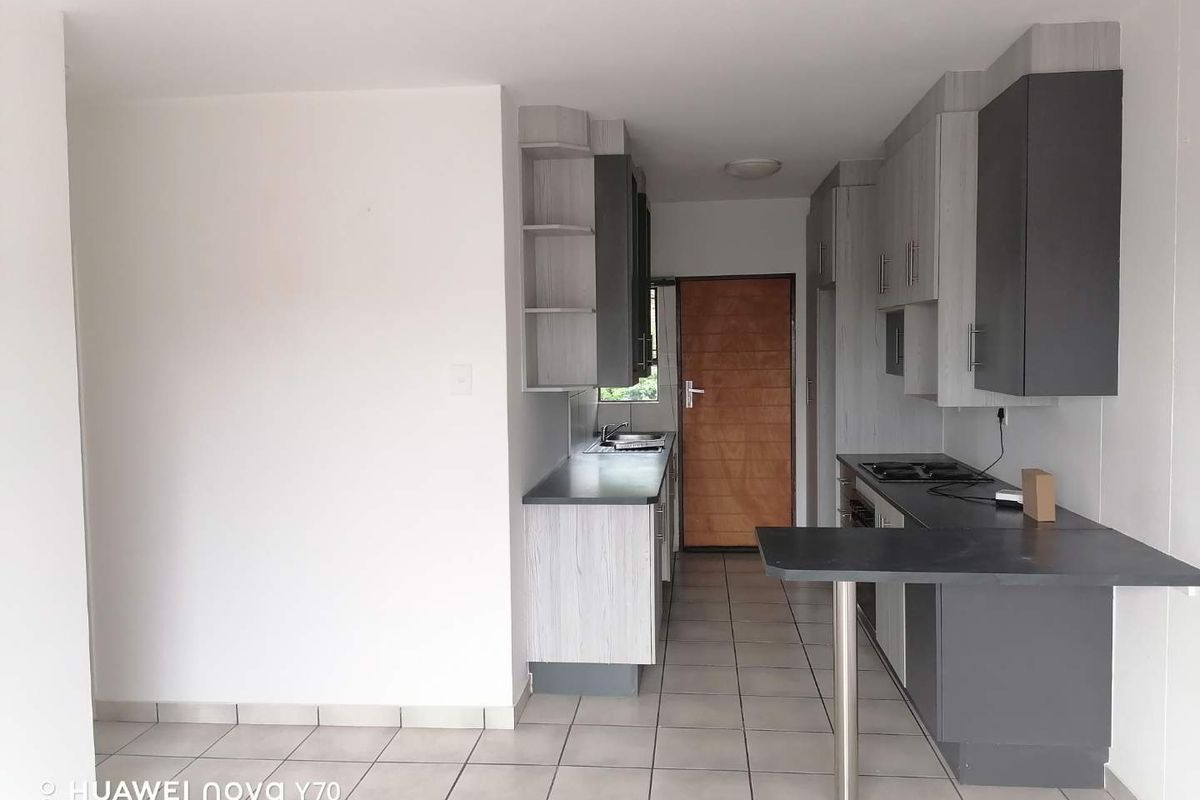 Stylish Two-Bedroom Flat in Sought-After Location - Photo 3