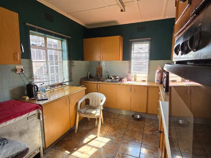 Home with pool and potential flatlet - Photo 4
