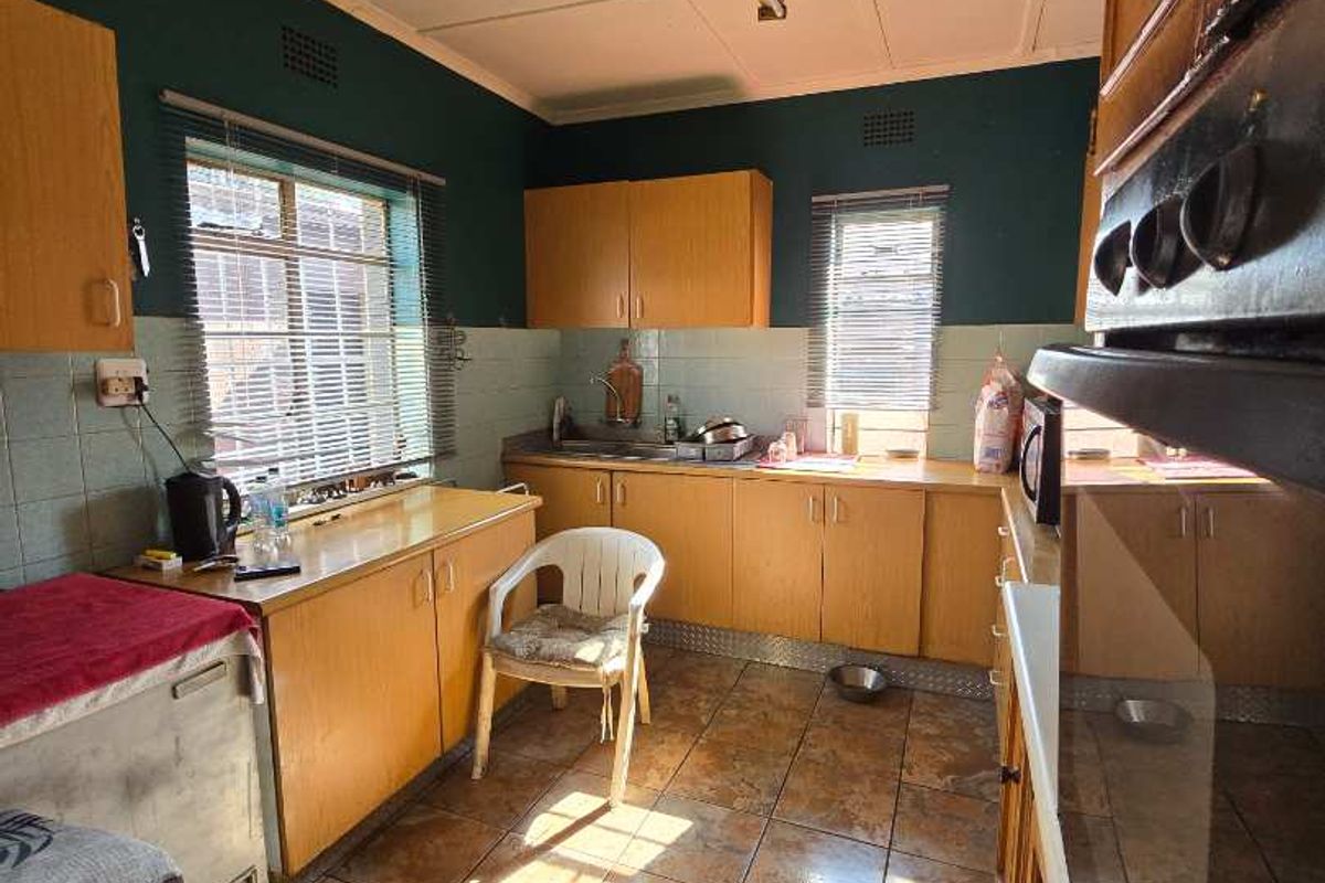 Home with pool and potential flatlet - Photo 4