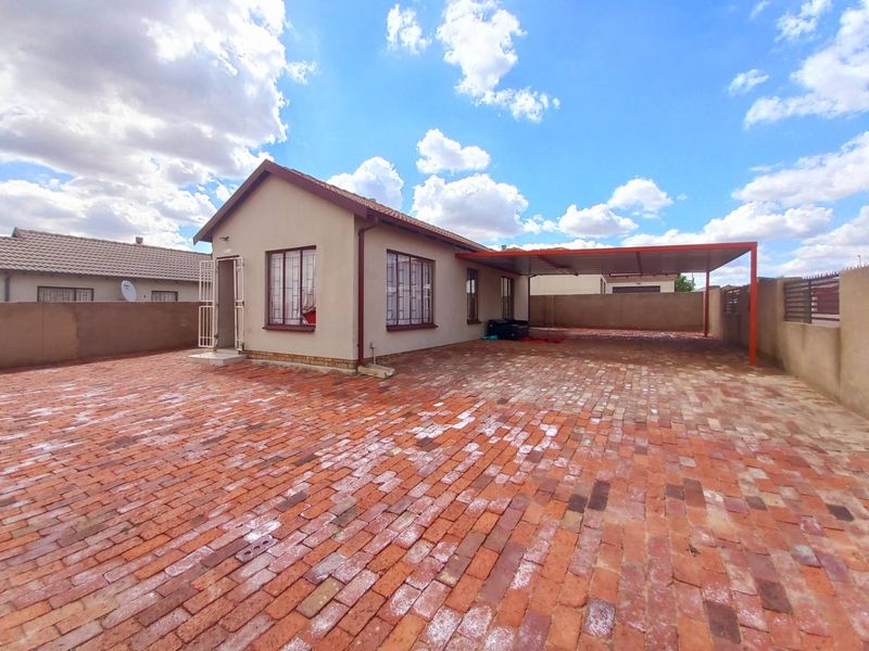 Three bedrooms house for sale in Soshanguve Block YY - Photo 4