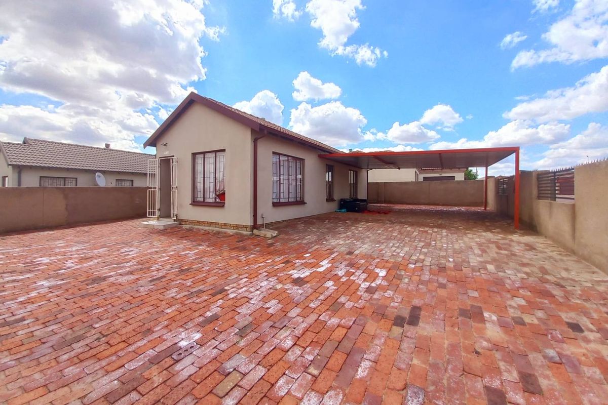 Three bedrooms house for sale in Soshanguve Block YY - Photo 4