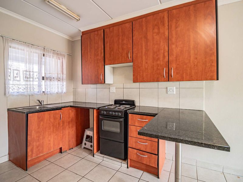 Charming 2-Bedroom Apartment with Excellent Potential - Photo 8