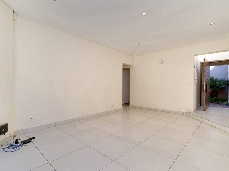 Stylish 3-Bedroom Lock-Up-and-Go Home For Sale in Fourways Gardens - Photo 6