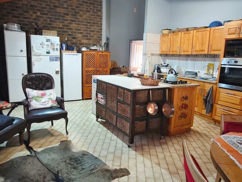 Spacious Three-Bedroom Gem - Photo 4