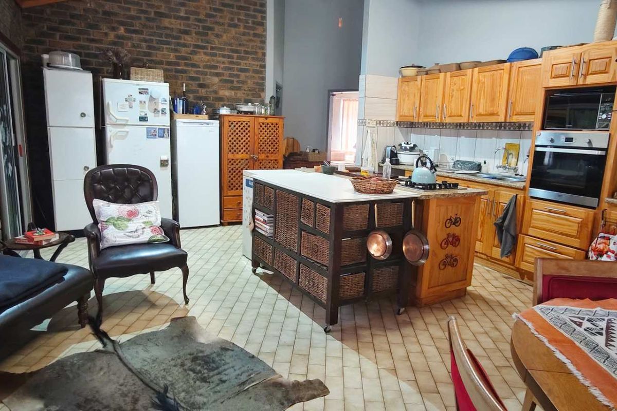 Spacious Three-Bedroom Gem - Photo 4