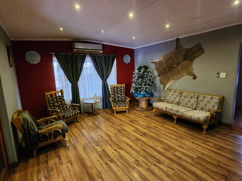 8 Bedroom Property | Main House + 2 Separate Townhouses | Exceptional Investment Opportunity - Photo 10