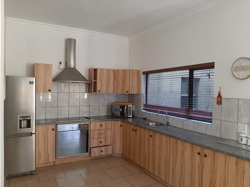 4BEDROOM HOUSE ( BOTH EN-SUITE). - Photo 4