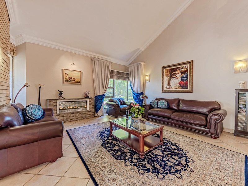 Luxury Family Estate with Flatlet, Borehole & Solar Power in Featherbrooke Estate - Photo 8