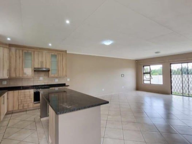 Pet-Friendly Townhouse in Sought-After Kookrus - Photo 4