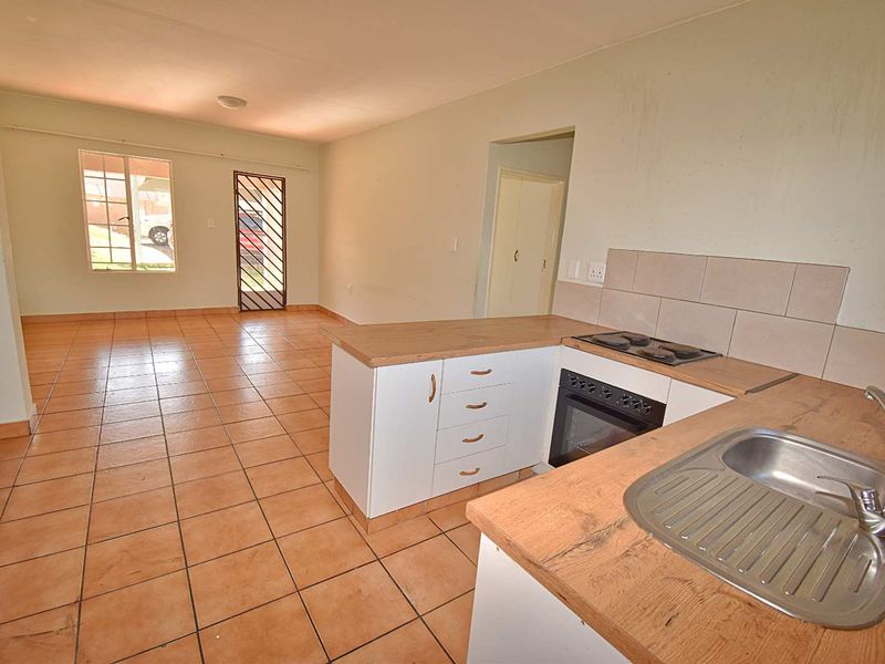 Ground Floor Townhouse - Photo 2