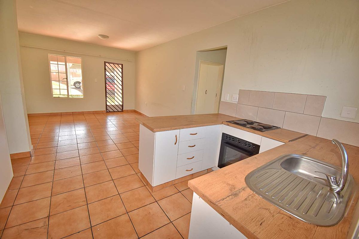 Ground Floor Townhouse - Photo 2