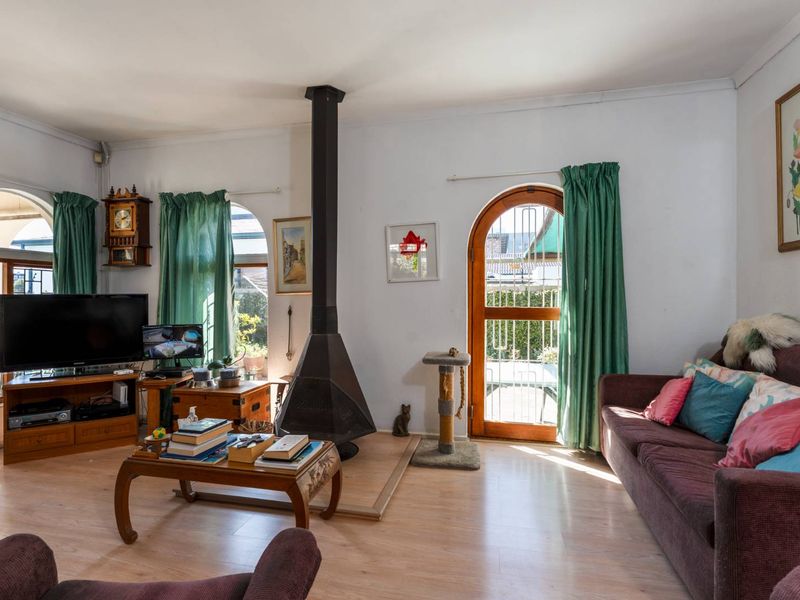 Charming 3-Bedroom Family Home with Pool & Excellent Security – Prime Location - Photo 5