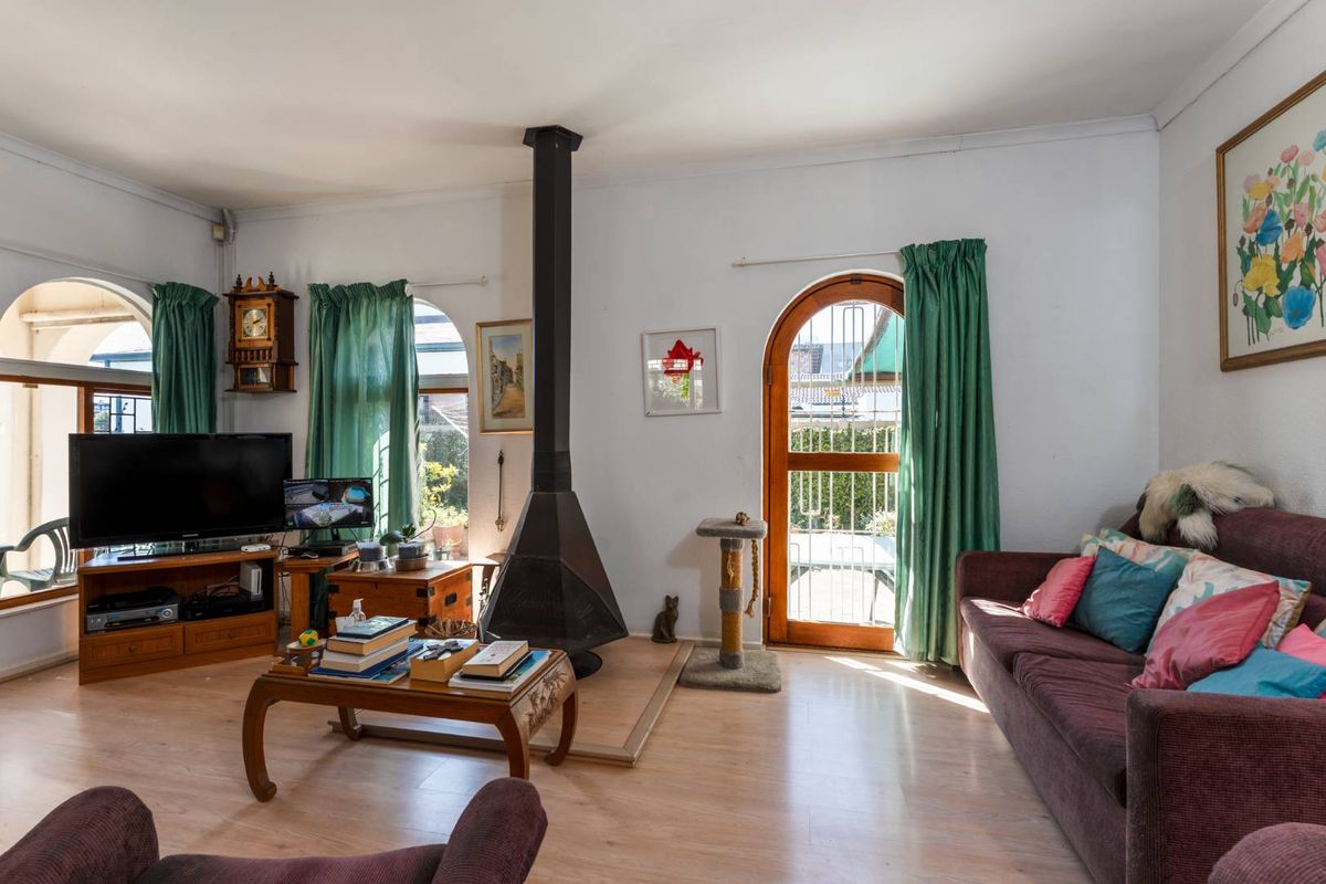 Charming 3-Bedroom Family Home with Pool & Excellent Security – Prime Location - Photo 5