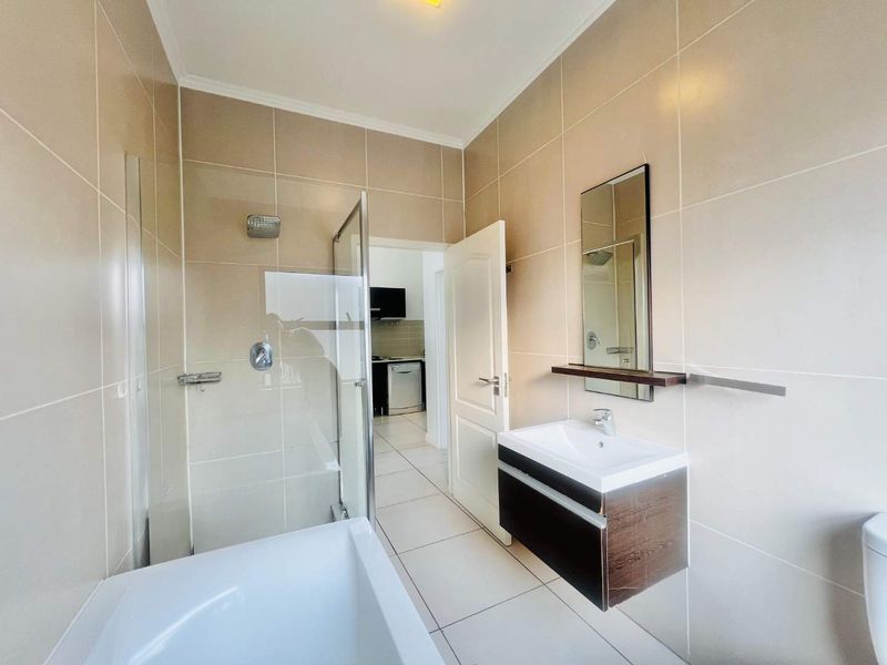 Modern Double-Volume 1-Bedroom Apartment with Stunning Views in Dainfern - Photo 8