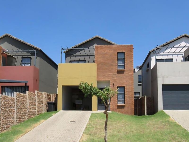 Modern Living: 3 Beds, 2 Baths, Balcony & Parking! - Photo 1