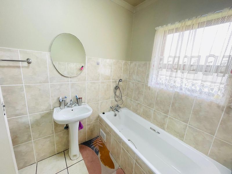 Beautiful First-Floor Apartment in Secure Estate! - Photo 9