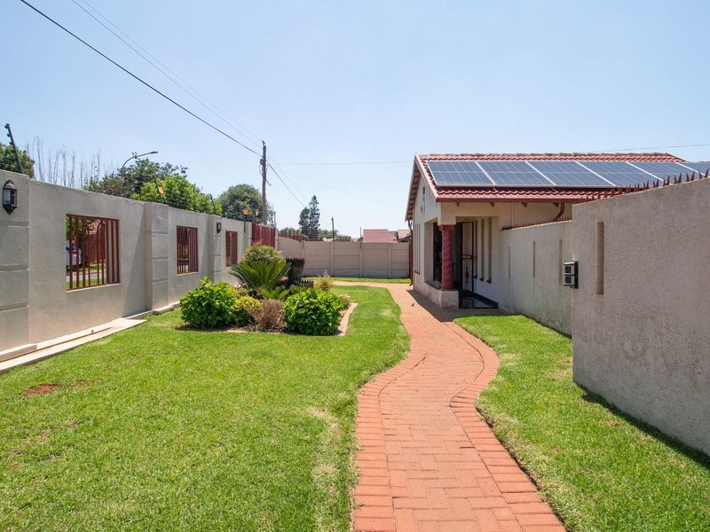 Security & Serenity at its best! Immaculate 3 Bedroom home - Photo 3