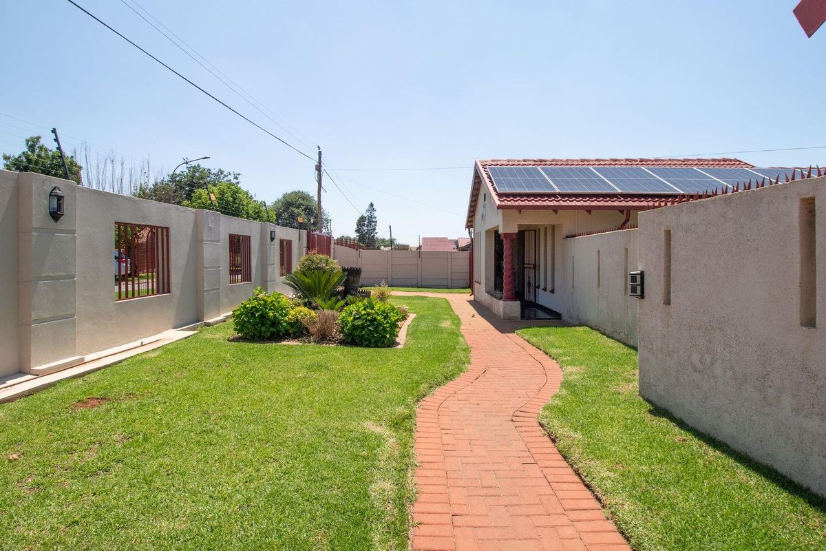 Security & Serenity at its best! Immaculate 3 Bedroom home - Photo 3