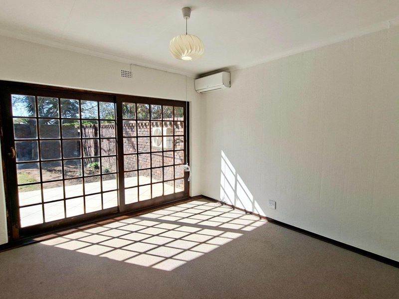 Lovely 3 bedroom, 2 bathroom, simplex available in Douglasdale - Photo 9