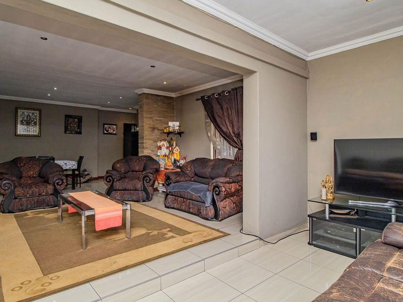 Your Ideal Home: Elegance, Convenience, and Comfort! - Photo 5