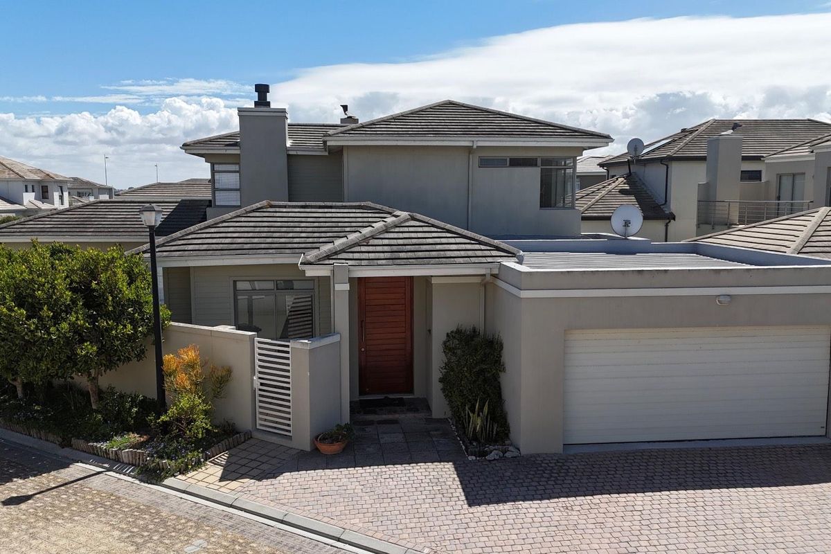 Exclusive 4-Bedroom Double-Storey Home in Sunset Beach’s Only Fully Walled, Beachfront Security Estate - Photo 2
