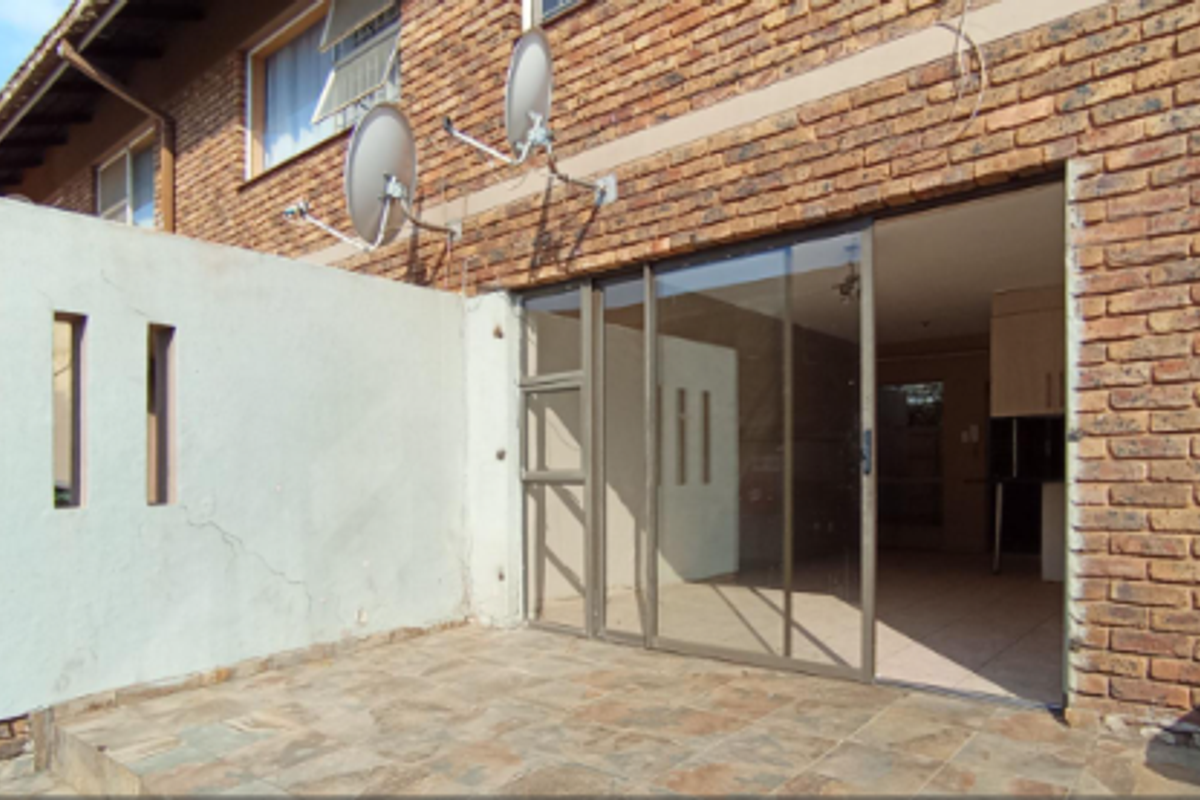 "Helloise 3-Bed: Perfect Location Near Everything You Need!" - Photo 4