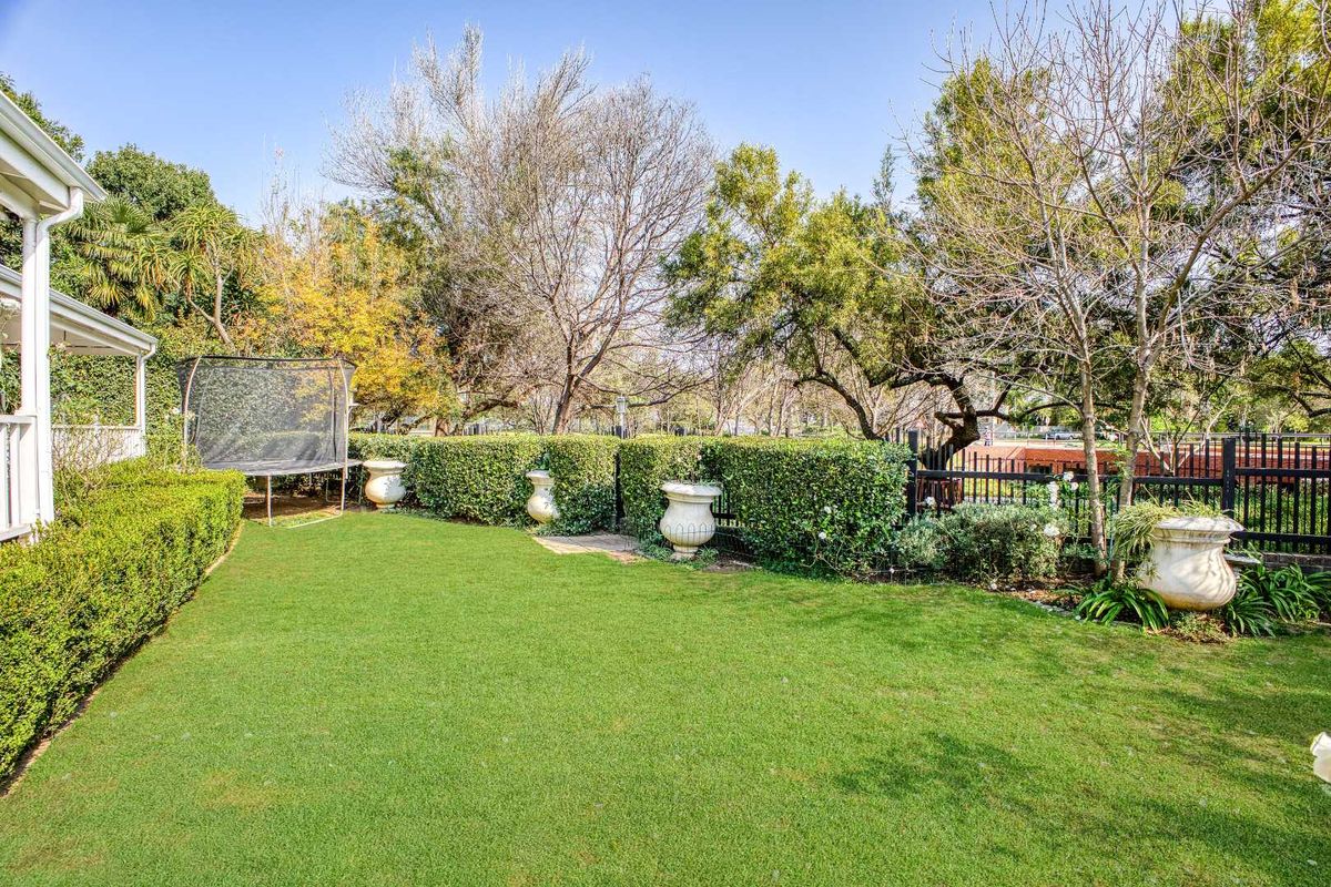 CHARACTER 5 BEDROOM HOME IN FOURWAYS GARDENS - Photo 2
