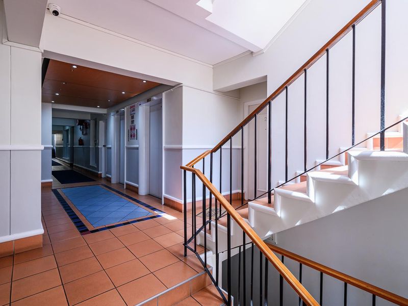 Spacious unit with lots of extras and a sea view - Photo 8