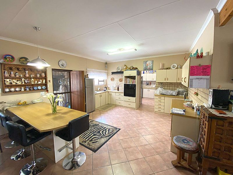 Perfectly Located Family Home - Photo 5